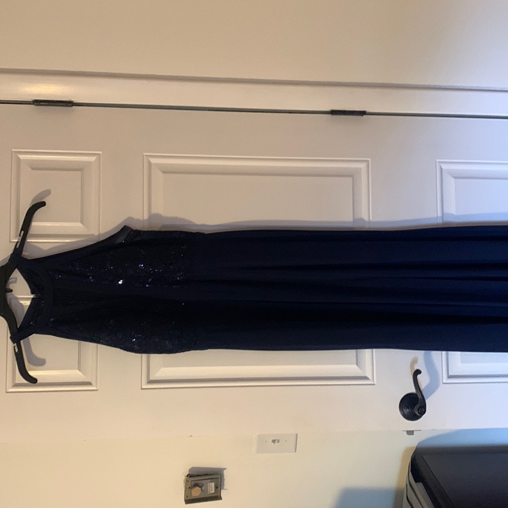 Gown size 10 top is sequins. Built in cups zips in the back slit in the front